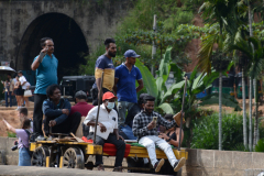 Sri Lanka 2026 - Männer auf einer Draisine